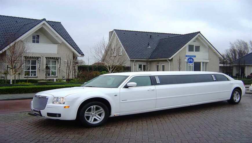 Luxury-Limo-Land-Car-Rental-Service